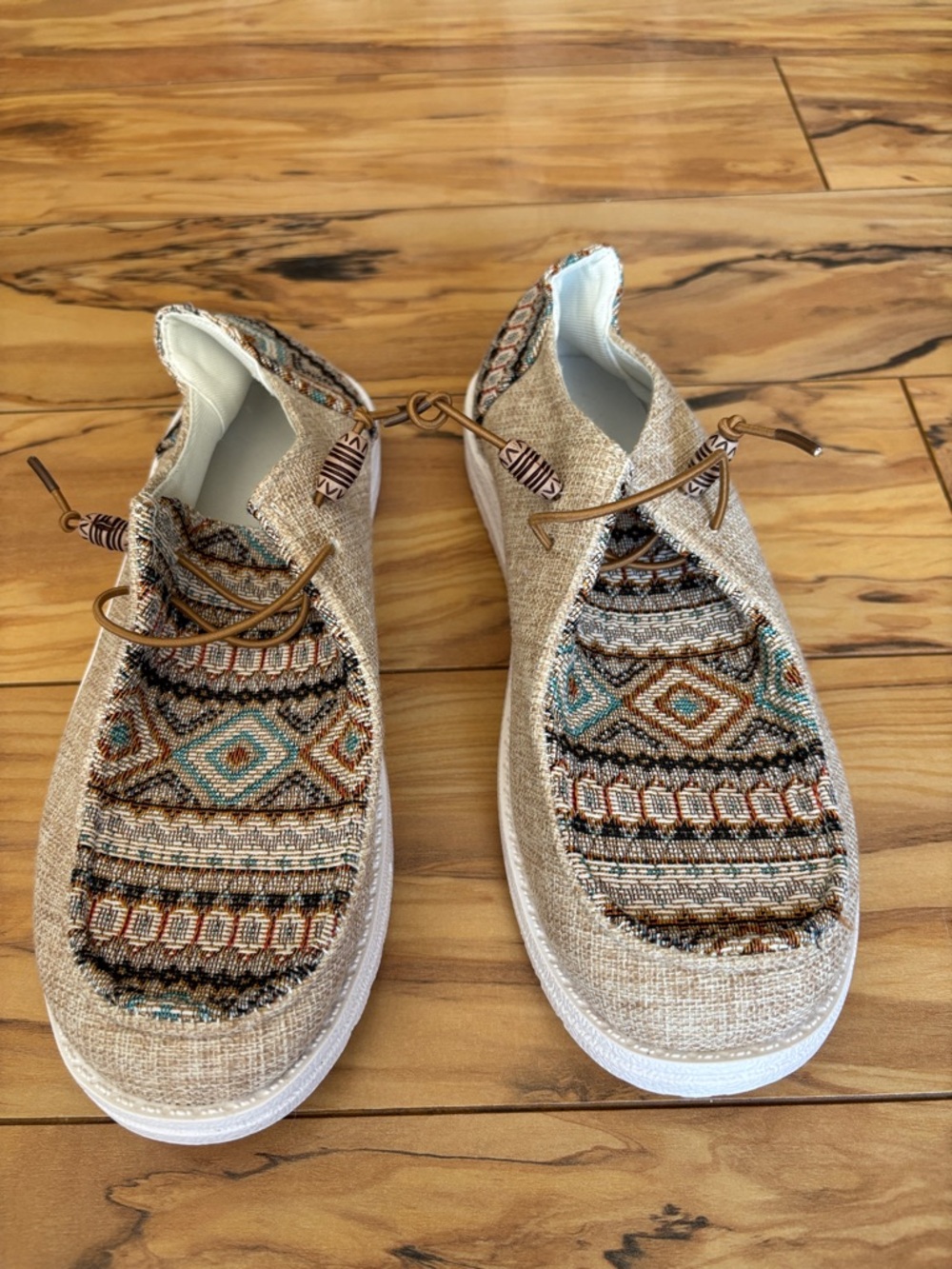 Casual Slip-On Athletic Shoes in Beige with Turquoise Accents
